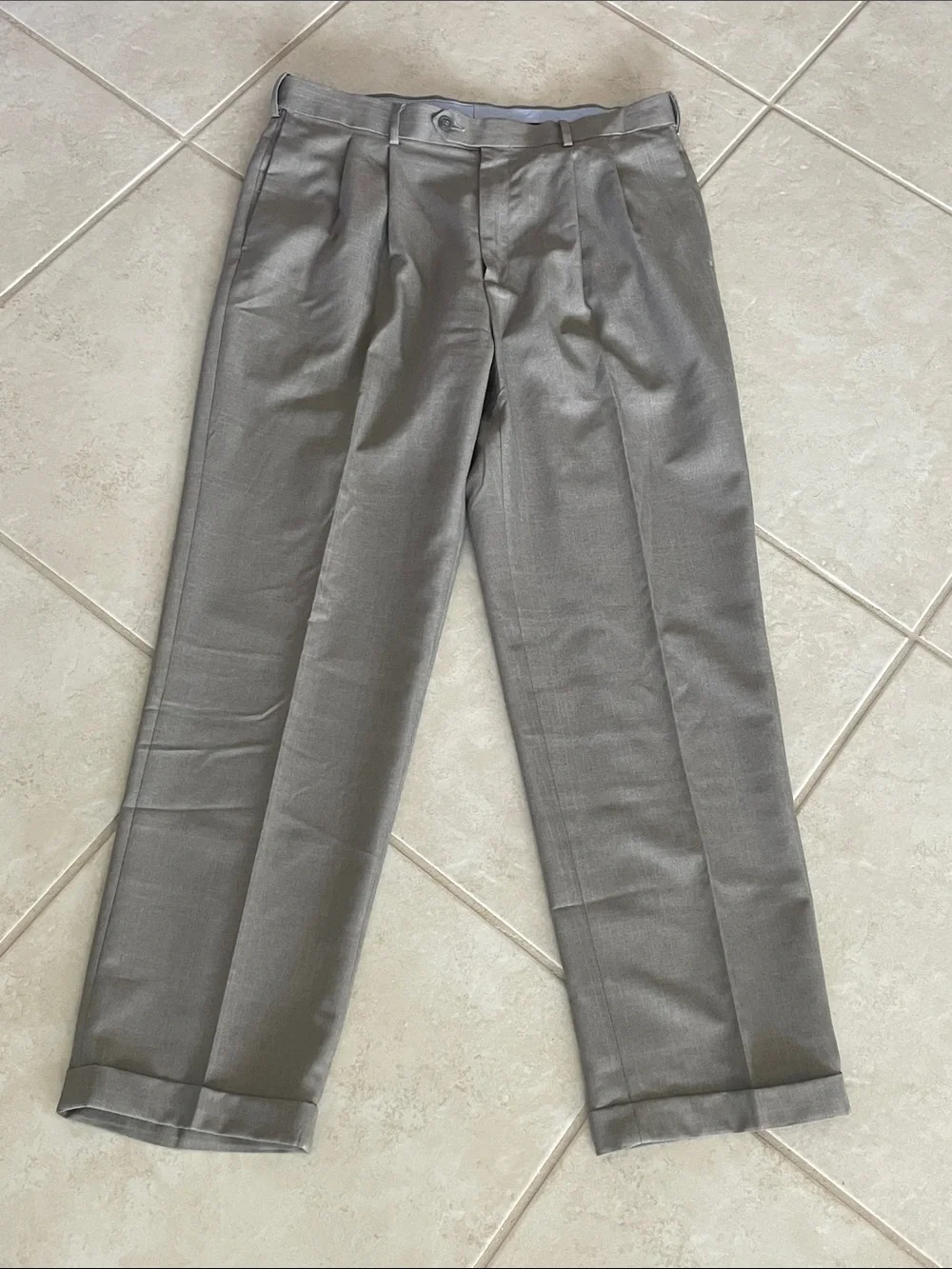 Roundtree & Yorke Men's Double Pleat Dress Pants in Taupe